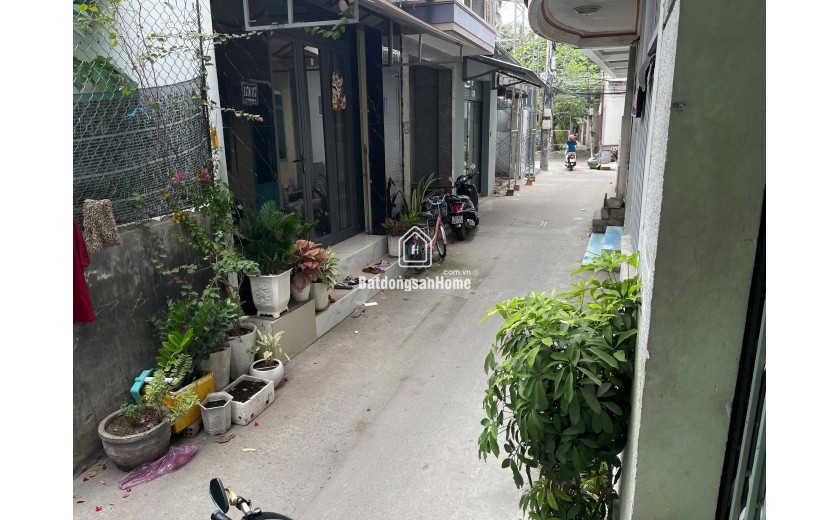 nhà 1 trệt , 1 lầu góc 2 mặt tiền gân chợ , trường , bệnh viện . cách biển 1km . diện tích 28 m2 giá 2 tỷ 100